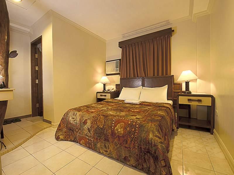 Hotel Joselina - Main Branch Тугегарао Екстер'єр фото